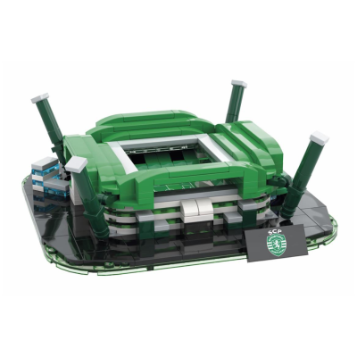 Modelo de estádio SCP em peças de construção verde e preto com placa do Sporting Portugal.