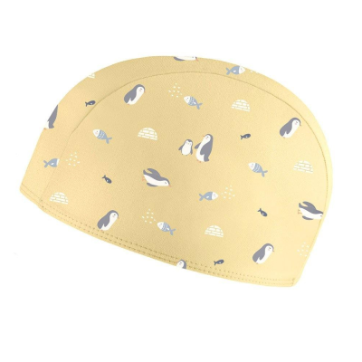 Touca amarela clara com padrão de pinguins, peixes e iglus