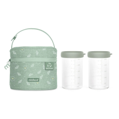 Dois recipientes transparentes com tampas verdes ao lado de uma bolsa térmica verde com padrão de folhas brancas e etiquetas visíveis.