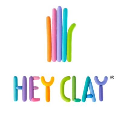 Logo HEY CLAY em massa de modelar colorida com símbolo de marca registada.