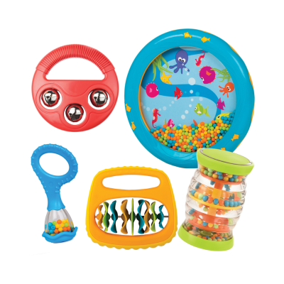 Brinquedos para bebés coloridos com sinos, bolas e formas onduladas.