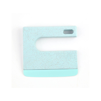 Barra de batom ou blush azul claro com pontilhados castanhos e inscrição SMASHBOX