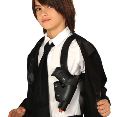 Menino com camisa branca, gravata e casaco pretos, arma de brinquedo em bainha de couro