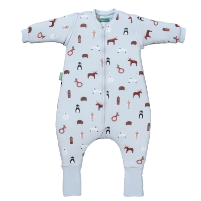 Pijama de bebé azul claro com padrões coloridos de animais e objetos