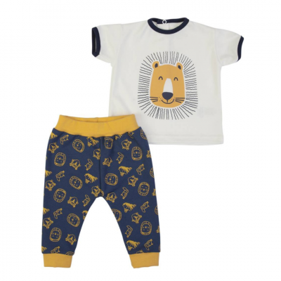 Conjunto de roupa de criança com t-shirt branca e calças azuis com estampas de leão amarelo.