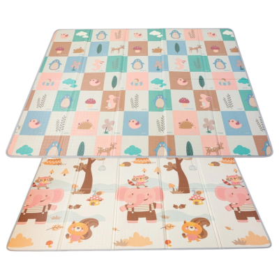 Dois tapetes infantis dobráveis com desenhos de animais e padrões coloridos em tons suaves