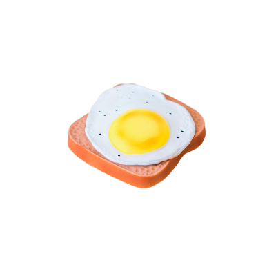 Brinquedo em forma de fatia de pão com ovo estrelado artificial em cima