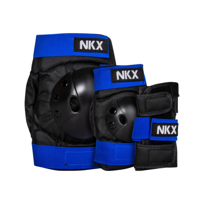 Conjunto de proteções desportivas NKX em tecido preto e azul.