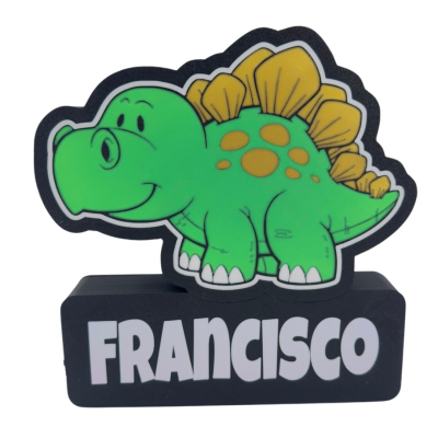 Suporte decorativo de dinossauro verde com base preta e nome Francisco