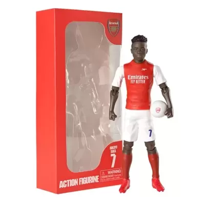 Boneco articulado de jogador Bukayo Saka com uniforme do Arsenal ao lado da caixa vermelha