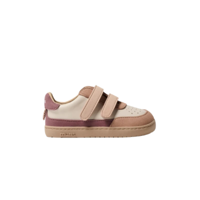 Ténis infantil bege e rosa com tiras de velcro em fundo branco