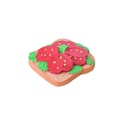 Fatias de pão decoradas com tomates e folhas em plástico