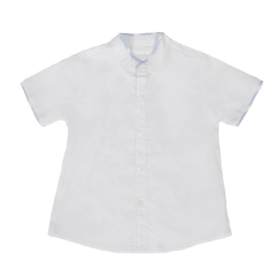 Camisa branca de manga curta com gola padre e detalhes azuis