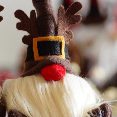 Figura decorativa de Natal tipo Gnomo com gorro castanho e barba branca