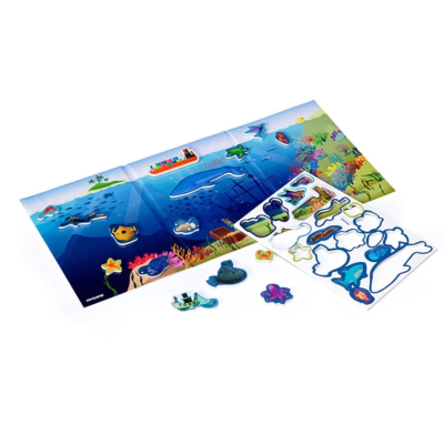 Jogo infantil com tabuleiro submarino e peças destacáveis de animais marinhos