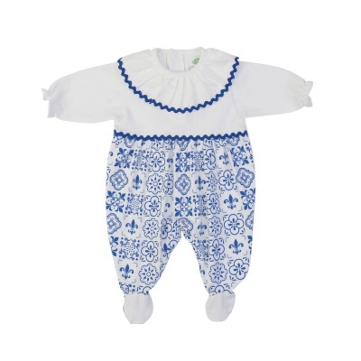 Macacão de bebé branco com padrão azul e gola com remate azul