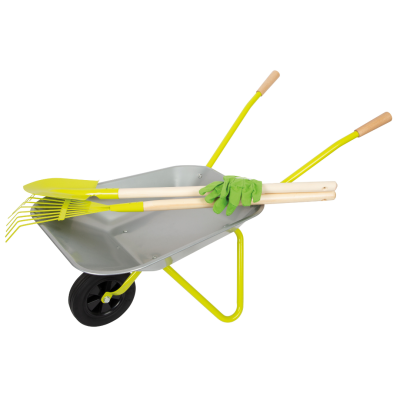 Carrinho de mão metálico cinza com ferramentas de jardim verdes e madeira clara