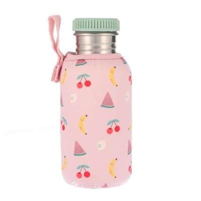 Garrafa de água metálica com capa rosa decorada com frutas e tampa verde claro