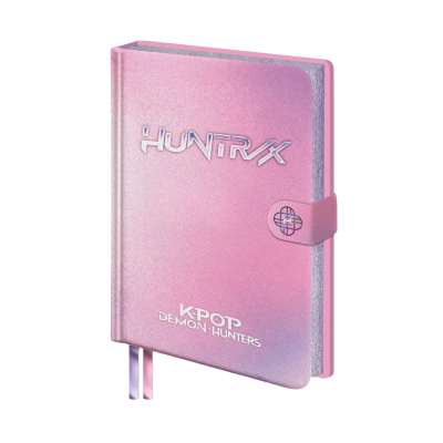 Caderno rosa com textos HUNTRIX e KPOP DEMON HUNTERS na capa.