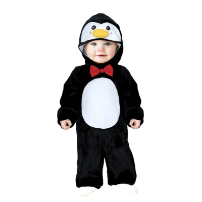 Bebé vestido com fato de pinguim preto e branco com laço vermelho