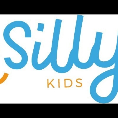 Logótipo com as palavras Be Silly KIDS em cores azul claro e laranja