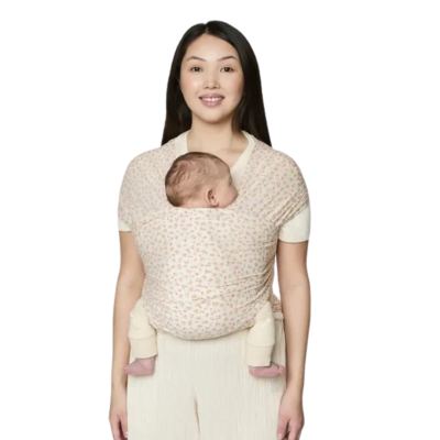 Mulher com bebé numa faixa porta-bebé com padrão floral
