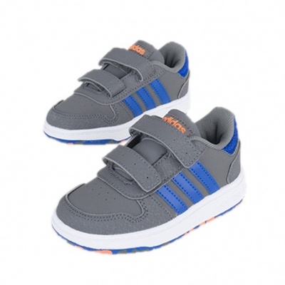 Sapatilhas cinza com riscas azuis e fecho velcro