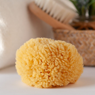 Esponja natural amarela para banho com textura porosa