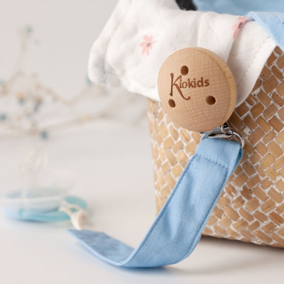 Alça azul claro em cesto de material trançado com presilha de madeira Kiokids