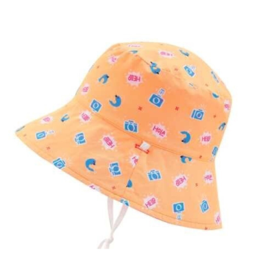 Chapéu de tecido laranja com padrão colorido e cordão branco