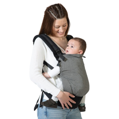 mochila porta-bebés cinzenta com alças pretas acolchoadas usada por mulher com bebé