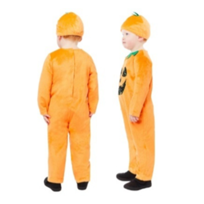 Criança com fato de abóbora laranja felpudo e chapéu