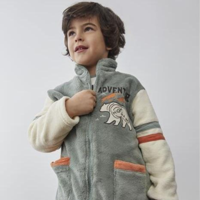 Casaco infantil cinza com desenhos e bolsos laranja