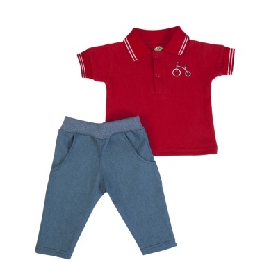 Conjunto infantil com camisa polo vermelha e calças cinza azulado.