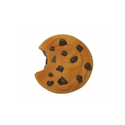 Cookie ao sabor de chocolate com pedaços de chocolate e mordida visível