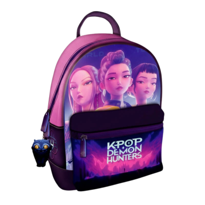 Mochila rosa e roxa com personagens femininas e texto KPOP DEMON HUNTERS