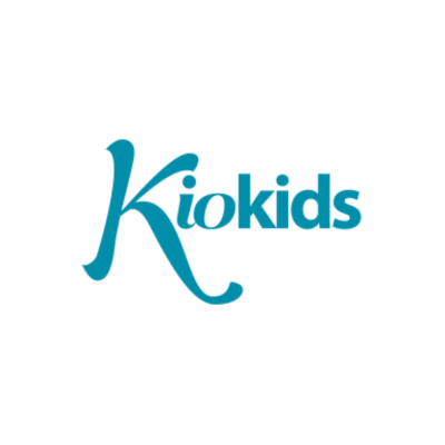 Logótipo com texto azul Kiokids em fundo branco