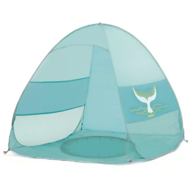 Tenda de praia azul clara e turquesa com impressão de cauda de baleia