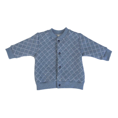 Casaco azul para criança com padrão de losangos brancos e botões frontais