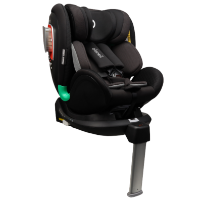 cadeira auto infantil preta com almofadas e cinto de segurança