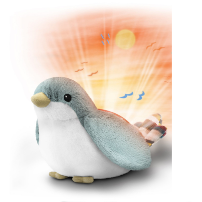 Peluches de pássaro azul claro e branco com cauda riscada e fundo de sol e pássaros