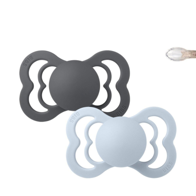 Duas chupetas BIBS em silicone cinza escuro e azul claro com formato de borboleta