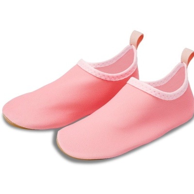 Sapatilhas cor-de-rosa claras com sola fina e lingueta no calcanhar