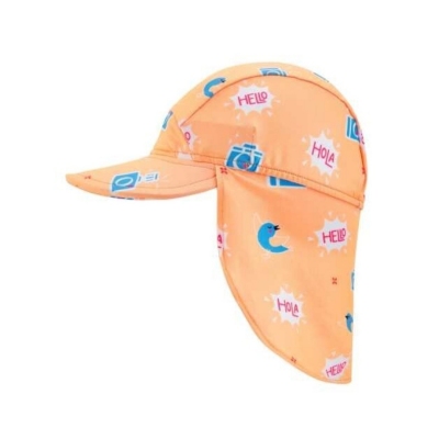 Boné infantil alaranjado com pala e proteção para o pescoço com desenhos e textos coloridos