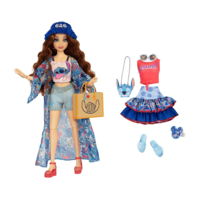 Boneca com roupa azul e acessórios variáveis