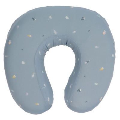 Almofada de pescoço azul com padrão de peixinhos coloridos