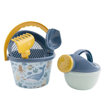 Conjunto de brinquedos para praia em plástico com balde decorado, ancinho, pá, peneira e regador.