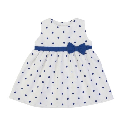 Vestido de bebé branco com bolinhas azuis e laço azul na cintura