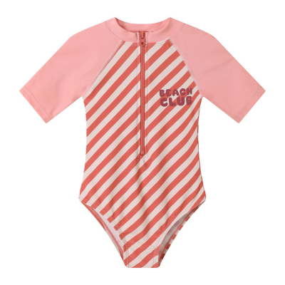 Fato de banho infantil rosa com riscas diagonais e texto BEACH CLUB