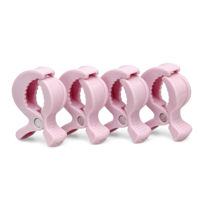 Conjunto de quatro ganchos de plástico cor-de-rosa em fundo branco